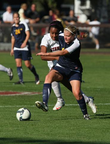Stanford-Cal Womens soccer-039.JPG - 2009 NCAA Women's Soccer, Cal at Stanford.